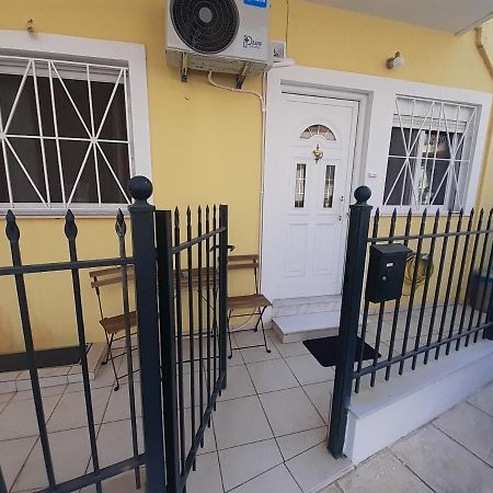 Yellow House Apartment Kalamata Exterior photo