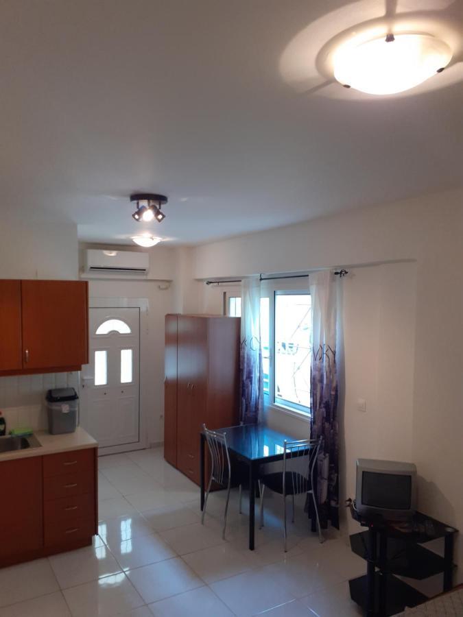 Yellow House Apartment Kalamata Exterior photo